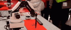 <b>使做品正在分歧展现空间都能呈现出奇特的艺术</b>